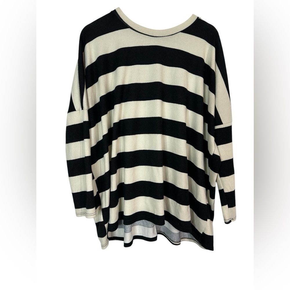 Striped Black‎ and Cream oversized sweater- Rae Mode size medium. - Picture 2 of 3
